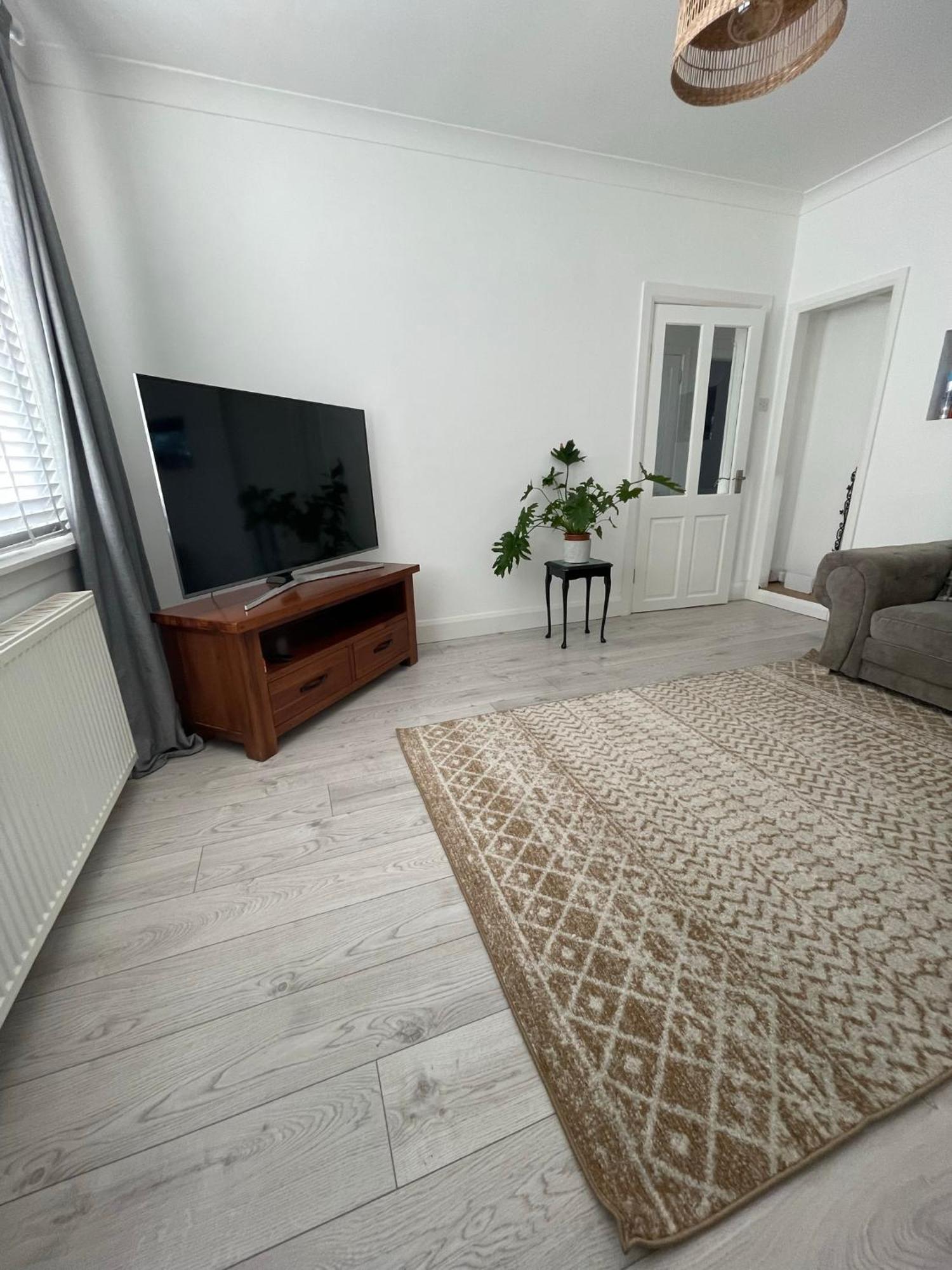 Two Bedroom Ground Floor With Garden Apartment Falkirk